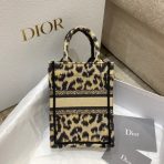 Dior 米色多色 Mizza 刺繡迷你 Book Tote 手機包 LV官方網,LV官網,LV官網包包,LV官網台灣,LV官網長夾,LV官網皮夾,LV包包