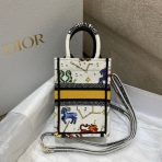 Dior 白色像素十二生肖刺繡迷你 Book Tote 手機包 LV官方網,LV官網,LV官網包包,LV官網台灣,LV官網長夾,LV官網皮夾,LV包包