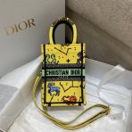 Dior 黃色像素十二生肖刺繡迷你 Book Tote 手機包 LV官方網,LV官網,LV官網包包,LV官網台灣,LV官網長夾,LV官網皮夾,LV包包