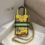 Dior 黃色像素十二生肖刺繡迷你 Book Tote 手機包 LV官方網,LV官網,LV官網包包,LV官網台灣,LV官網長夾,LV官網皮夾,LV包包