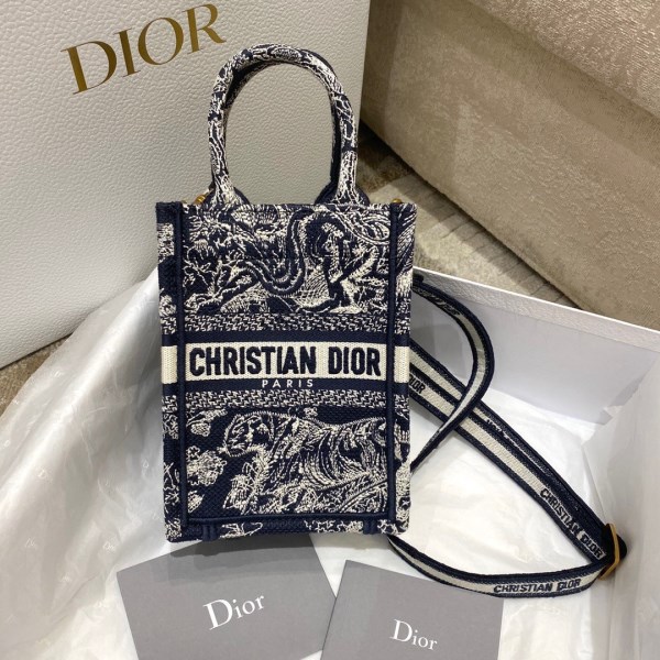 Dior 迷你 Book Tote 藍色 Toile de Jouy 反面刺繡手機包 LV官方網,LV官網,LV官網包包,LV官網台灣,LV官網長夾,LV官網皮夾,LV包包