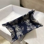 Dior 迷你 Book Tote 藍色 Toile de Jouy 反面刺繡手機包 LV官方網,LV官網,LV官網包包,LV官網台灣,LV官網長夾,LV官網皮夾,LV包包