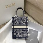 Dior 迷你 Book Tote 藍色 Toile de Jouy 反面刺繡手機包 LV官方網,LV官網,LV官網包包,LV官網台灣,LV官網長夾,LV官網皮夾,LV包包