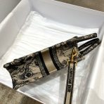 Dior 榛果 Toile de Jouy 刺繡迷你 Book Tote 手機包 LV官方網,LV官網,LV官網包包,LV官網台灣,LV官網長夾,LV官網皮夾,LV包包