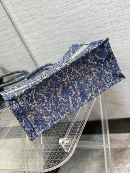 Dior 大號藍色 Brocart 牛仔效果刺繡書本托特包 LV官方網,LV官網,LV官網包包,LV官網台灣,LV官網長夾,LV官網皮夾,LV包包