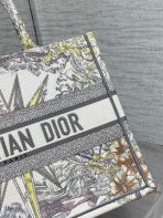 Dior 中 Dior Book 托特包，白色多色 Rêve d’Infini 刺繡 LV官方網,LV官網,LV官網包包,LV官網台灣,LV官網長夾,LV官網皮夾,LV包包