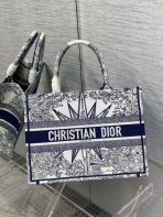 Dior 中 Dior Book 托特包，白色和藍色 Rêve d’Infini 刺繡 LV官方網,LV官網,LV官網包包,LV官網台灣,LV官網長夾,LV官網皮夾,LV包包