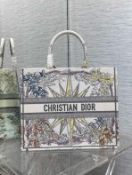 Dior 大號 Dior Book 托特包，白色多色 Rêve d’Infini 刺繡 LV官方網,LV官網,LV官網包包,LV官網台灣,LV官網長夾,LV官網皮夾,LV包包