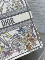 Dior 大號 Dior Book 托特包，白色多色 Rêve d’Infini 刺繡 LV官方網,LV官網,LV官網包包,LV官網台灣,LV官網長夾,LV官網皮夾,LV包包