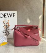 Loewe Puzzle 小號紫紅色緞面小牛皮手袋 LV官方網,LV官網,LV官網包包,LV官網台灣,LV官網長夾,LV官網皮夾,LV包包