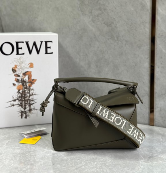 Loewe Puzzle Edge 小號卡其綠色緞面小牛皮手袋 LV官方網,LV官網,LV官網包包,LV官網台灣,LV官網長夾,LV官網皮夾,LV包包