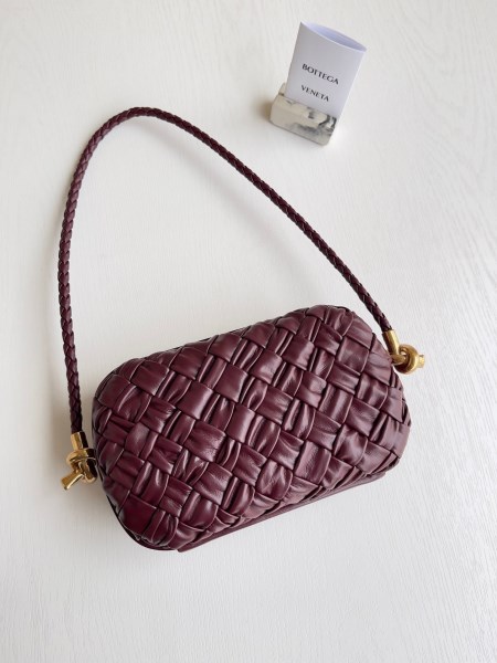 Bottega Veneta 巴羅洛編織皮革方巾肩帶上的 Minaudiere 結結 LV官方網,LV官網,LV官網包包,LV官網台灣,LV官網長夾,LV官網皮夾,LV包包