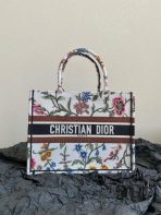 Dior 中型書本托特包，白色 Dior Petites Fleurs 刺繡 LV官方網,LV官網,LV官網包包,LV官網台灣,LV官網長夾,LV官網皮夾,LV包包