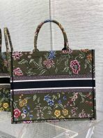 Dior 大書本托特包，綠色 Dior Petites Fleurs 刺繡 LV官方網,LV官網,LV官網包包,LV官網台灣,LV官網長夾,LV官網皮夾,LV包包