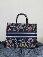 Dior 大黑色 Dior Petites Fleurs 刺繡書本托特包 LV官方網,LV官網,LV官網包包,LV官網台灣,LV官網長夾,LV官網皮夾,LV包包