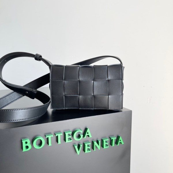 Bottega Veneta 小號黑色 Intrecciato 小羊皮卡式包 LV官方網,LV官網,LV官網包包,LV官網台灣,LV官網長夾,LV官網皮夾,LV包包