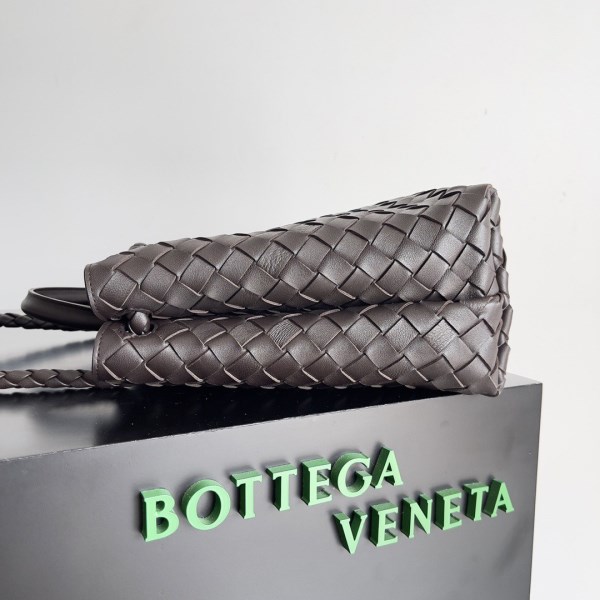 Bottega Veneta 中型 Andiamo 小羊皮編織軟糖包 LV官方網,LV官網,LV官網包包,LV官網台灣,LV官網長夾,LV官網皮夾,LV包包