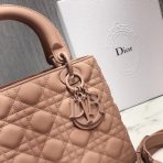 Dior 中 Lady Dior 粉末超霧面小牛皮手袋 LV官方網,LV官網,LV官網包包,LV官網台灣,LV官網長夾,LV官網皮夾,LV包包