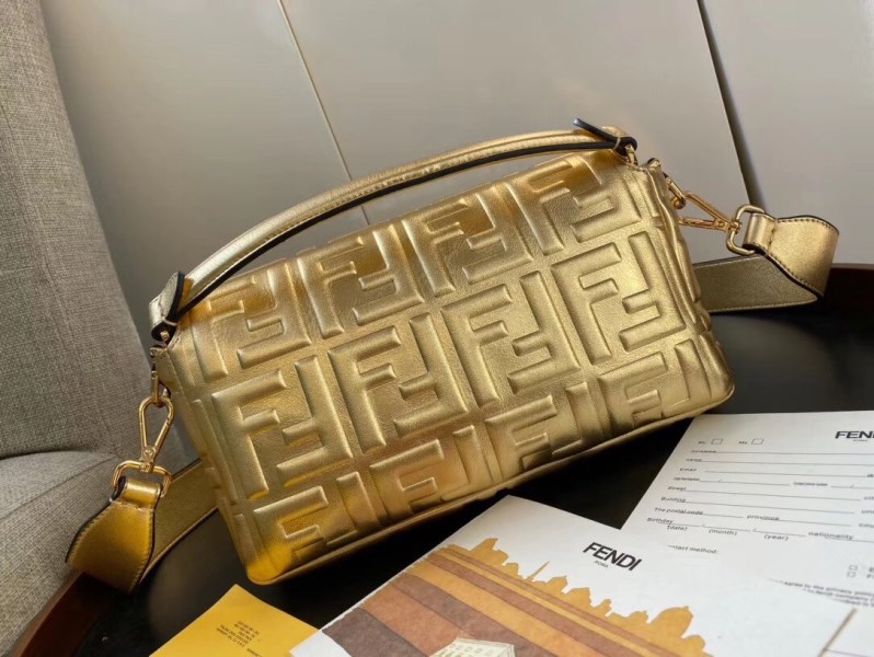 Fendi Baguette FF 圖案金色小羊皮中號包 LV官方網,LV官網,LV官網包包,LV官網台灣,LV官網長夾,LV官網皮夾,LV包包