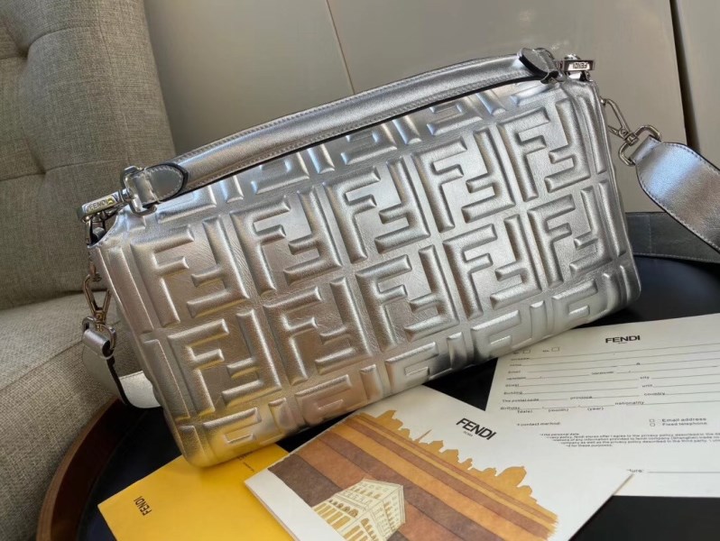 Fendi Baguette 大銀色小羊皮手袋，飾有 FF 圖案 LV官方網,LV官網,LV官網包包,LV官網台灣,LV官網長夾,LV官網皮夾,LV包包