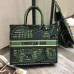 Dior Book Tote Dior 綠色動物刺繡帆布包 LV官方網,LV官網,LV官網包包,LV官網台灣,LV官網長夾,LV官網皮夾,LV包包