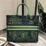 Dior Book Tote Dior 綠色動物刺繡帆布包 LV官方網,LV官網,LV官網包包,LV官網台灣,LV官網長夾,LV官網皮夾,LV包包